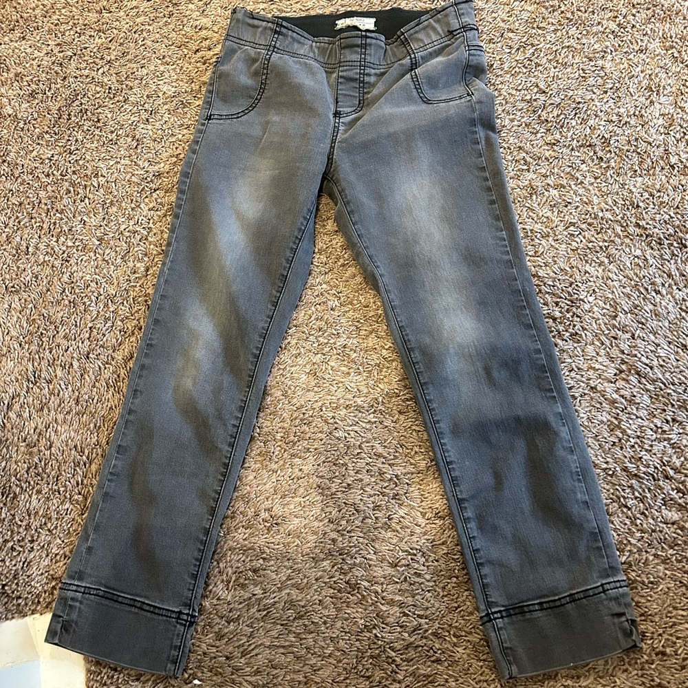 Free people pull on Jeggings  size 28 I am 5’2 and these are clinger capri style